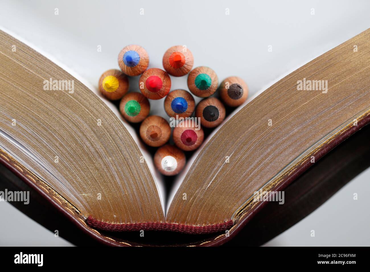 Crayons de couleur sur une bible. Catéchisme. France. Banque D'Images Crayons de couleur sur une bible. Catéchisme. France. Banque D'Images