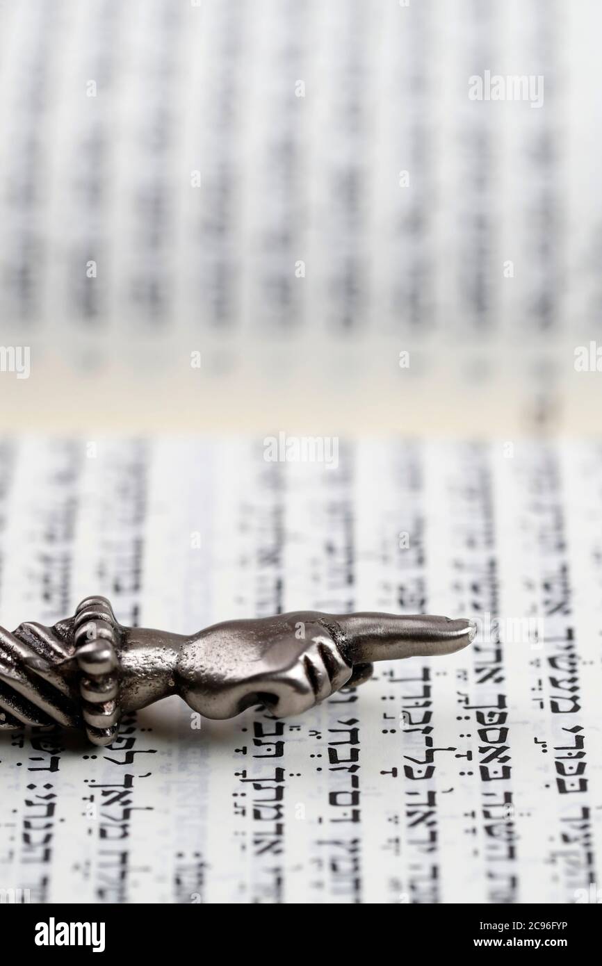 Un pointeur rituel juif Yad argenté sur une Torah. France. Banque D'Images