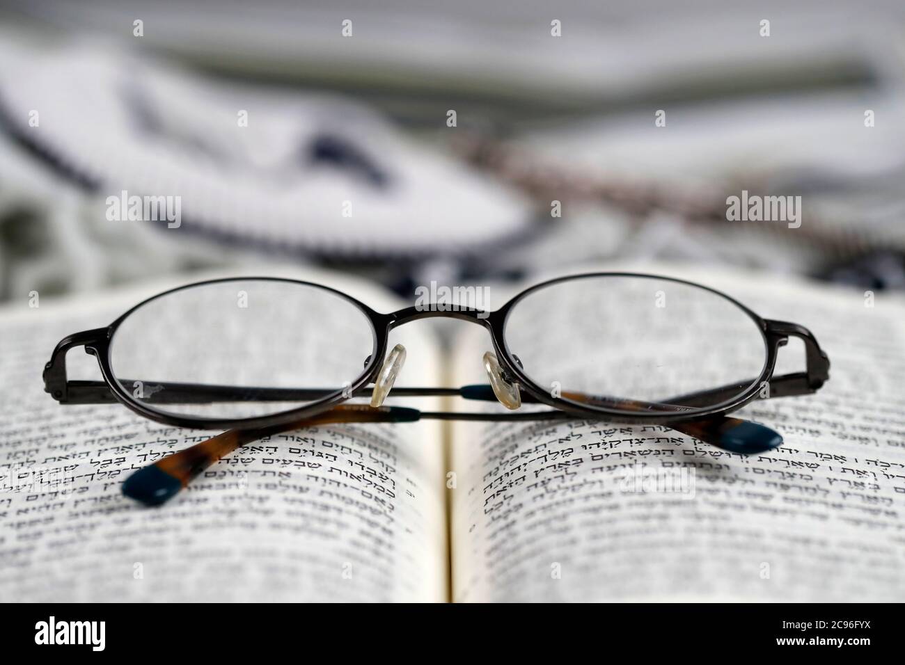 Ouvrez Torah et paire de lunettes. France. Banque D'Images