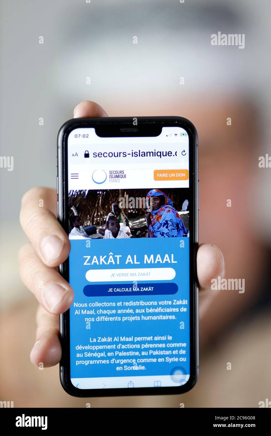 Gros plan sur un smartphone. Le zakat (alms) est le troisième pilier de l'Islam. France. Banque D'Images