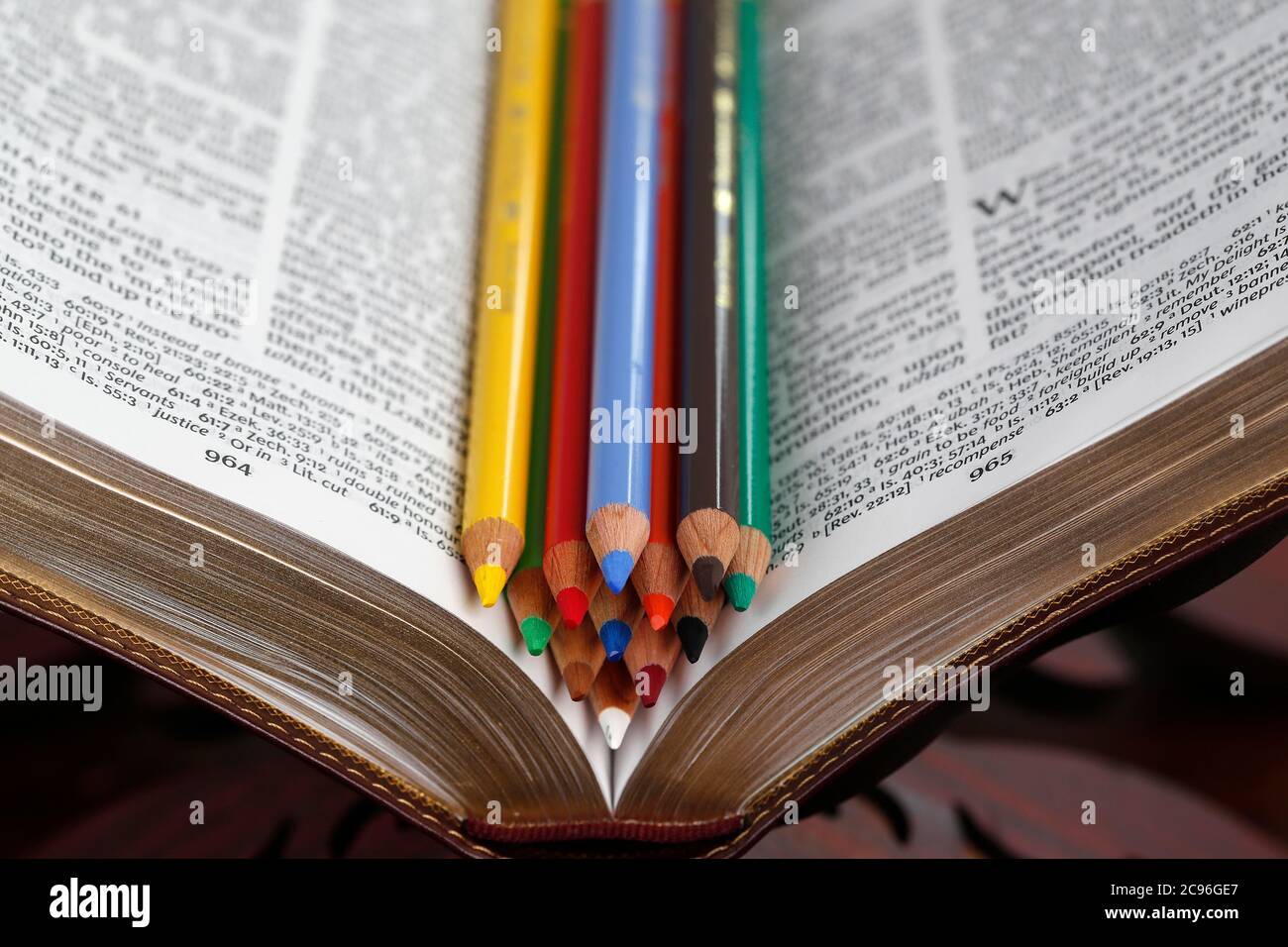 Crayons de couleur sur une bible. Catéchisme. France. Banque D'Images Crayons de couleur sur une bible. Catéchisme. France. Banque D'Images