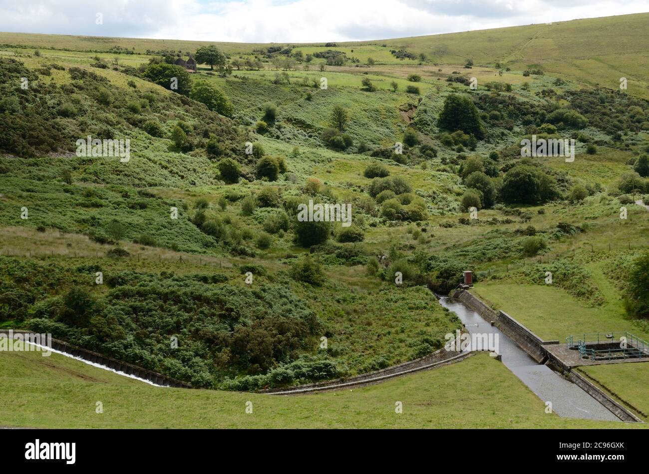 Ancien barrage déversoir Haut Lliw Valley réservoir construit sur des vestiges d'anciens travaux de charbon Haut Swansea Valley Wales Cymru Royaume-Uni Banque D'Images