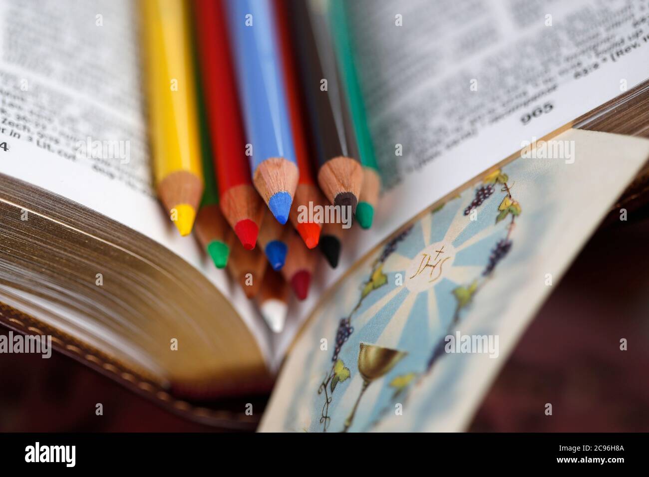 Crayons de couleur et image religieuse sur une bible. Catéchisme. France. Banque D'Images Crayons de couleur et image religieuse sur une bible. Catéchisme. France. Banque D'Images