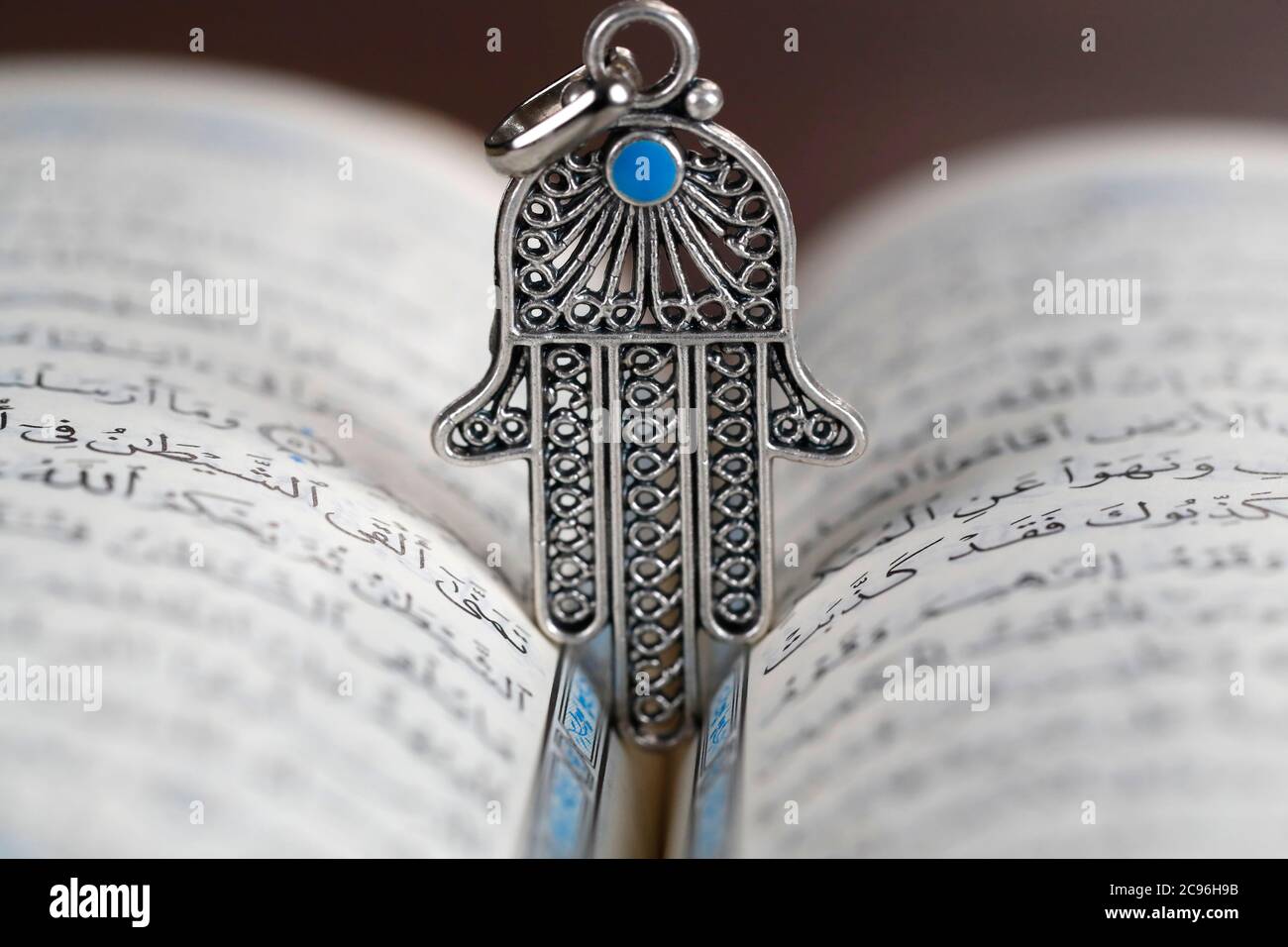 Ouvrez le Coran avec Hamsa ou la main de Fatima. France. Banque D'Images