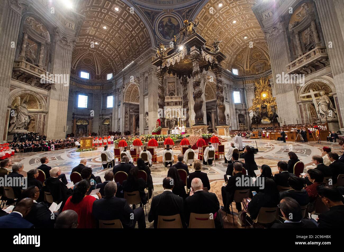 Le pape François préside un Consistoire public ordinaire pour la création de nouveaux cardinaux à la basilique Saint-Pierre au Vatican. Banque D'Images Le pape François préside un Consistoire public ordinaire pour la création de nouveaux cardinaux à la basilique Saint-Pierre au Vatican. Banque D'Images