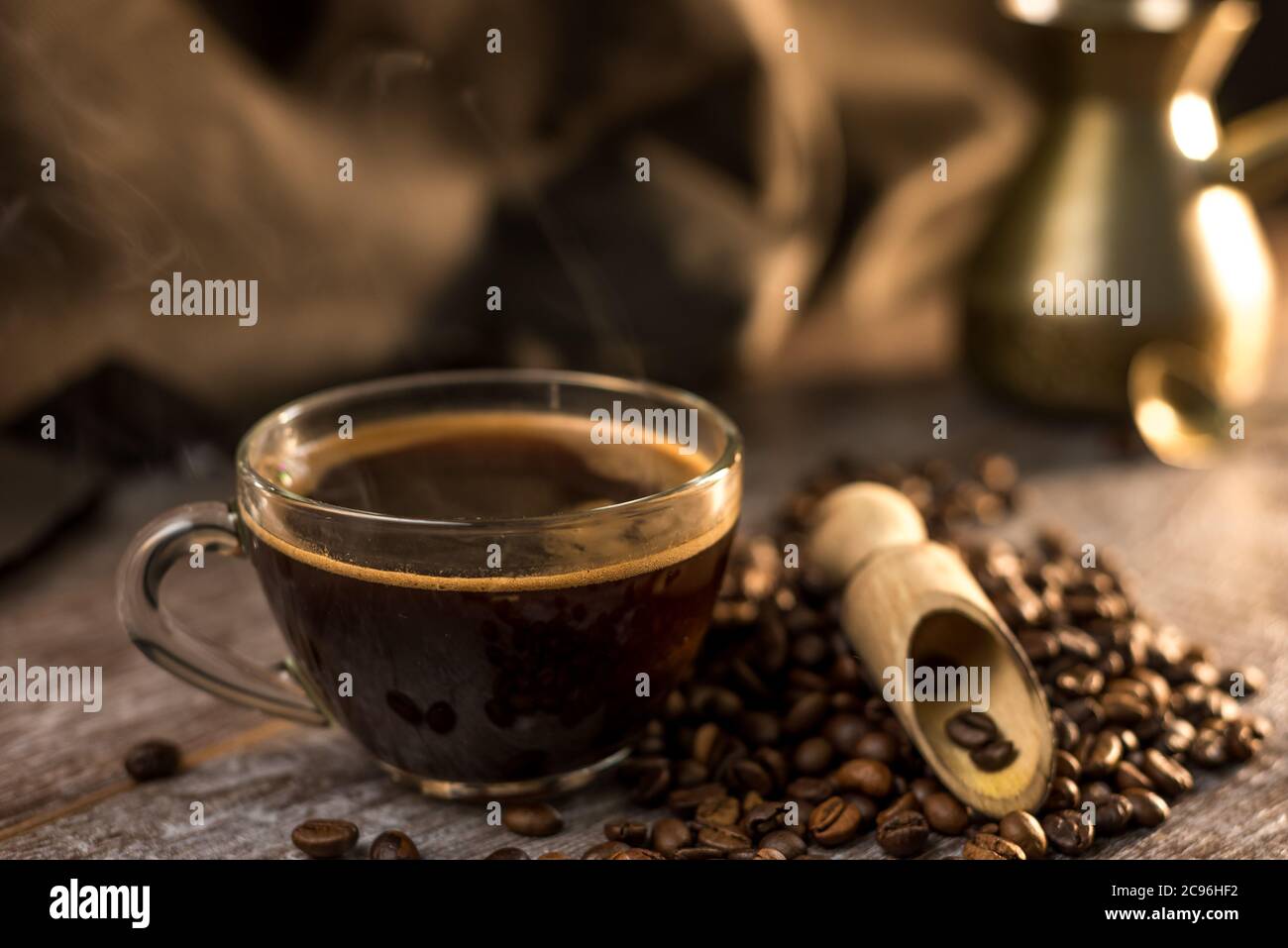 Tasse chaude de café savoureux et savoureux sur fond sombre. grains de café Banque D'Images