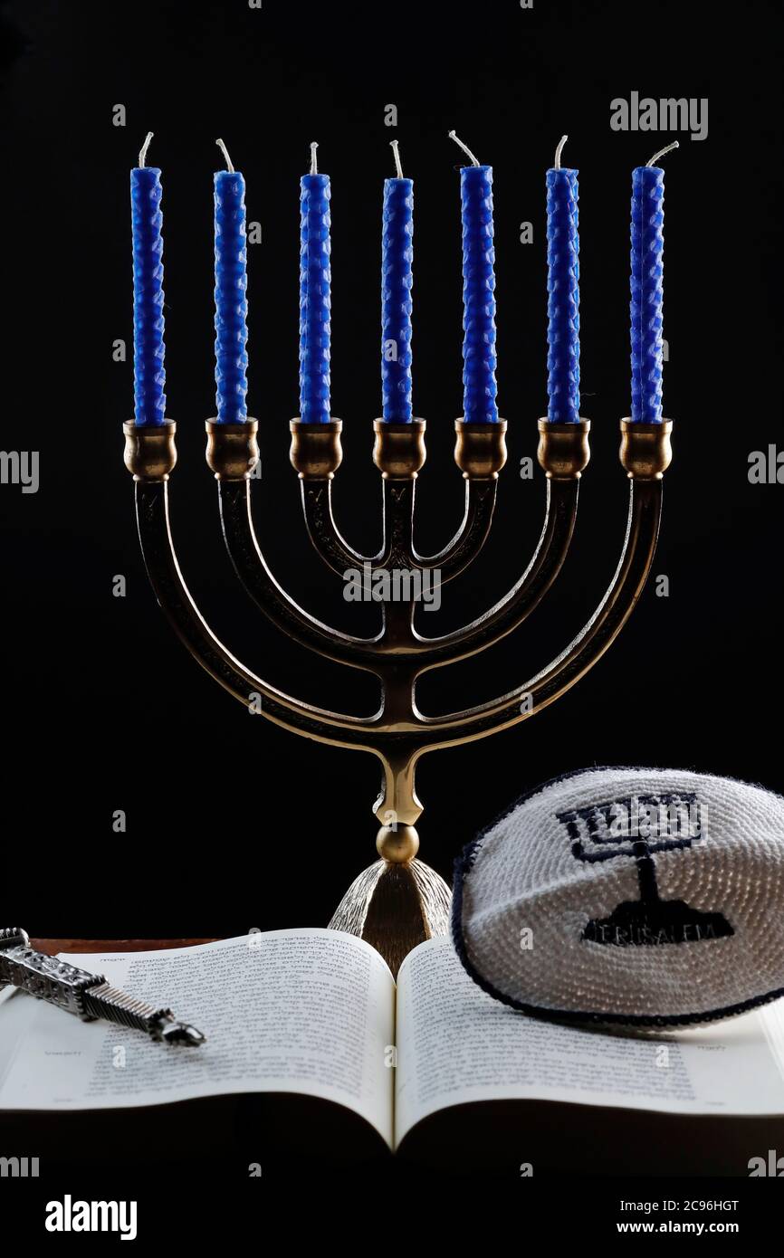 Ouvrez Torah, Kippah, Yad et la menorah ou chandelier hébraïque de sept lampes, symbole du judaïsme depuis les temps anciens. France. Banque D'Images
