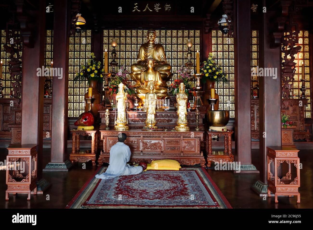 Khai Doan King honore la pagode. Homme priant. Buon Me Thuot. France. Banque D'Images