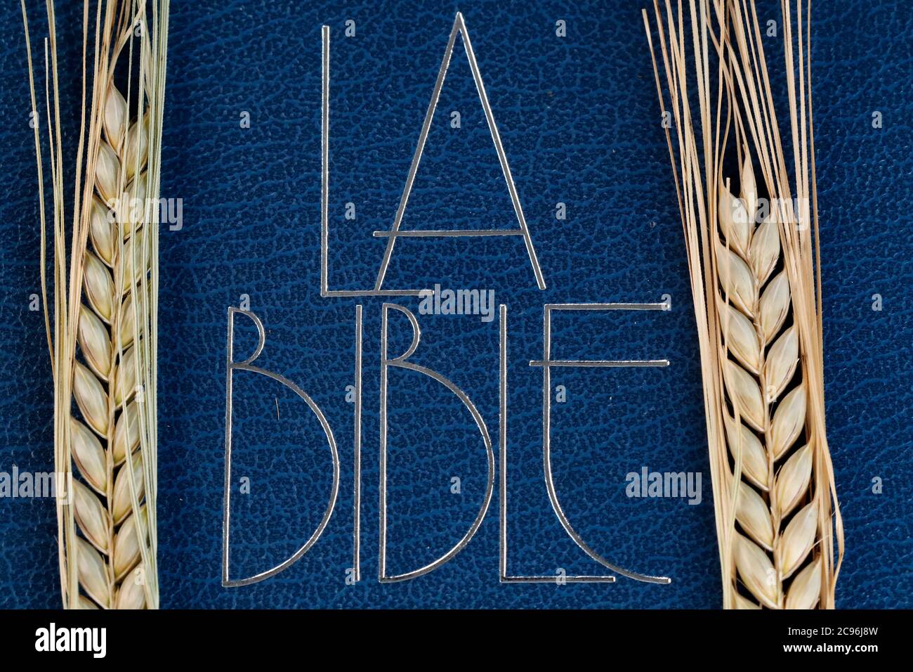 Bible et oreilles de blé comme symbole de la nourriture spirituelle et physique. France. Banque D'Images