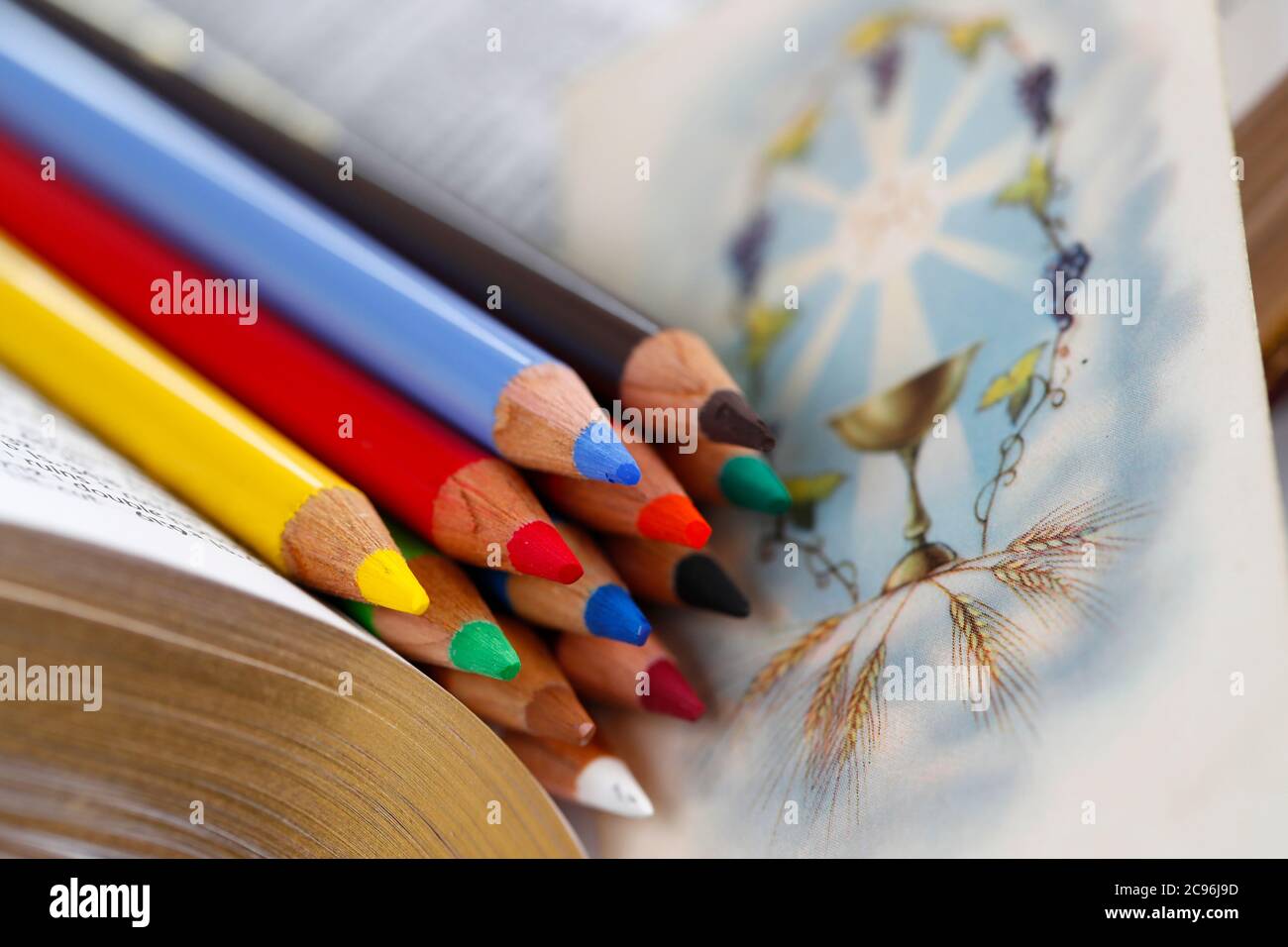 Crayons de couleur et image religieuse sur une bible. Catéchisme. France. Banque D'Images Crayons de couleur et image religieuse sur une bible. Catéchisme. France. Banque D'Images