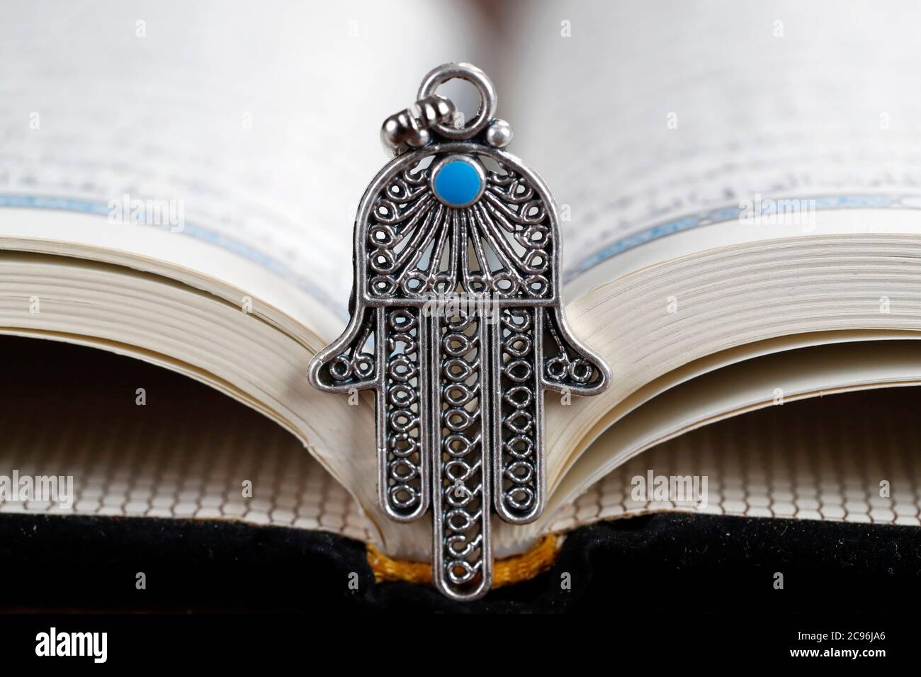 Ouvrez le Coran avec Hamsa ou la main de Fatima. France. Banque D'Images