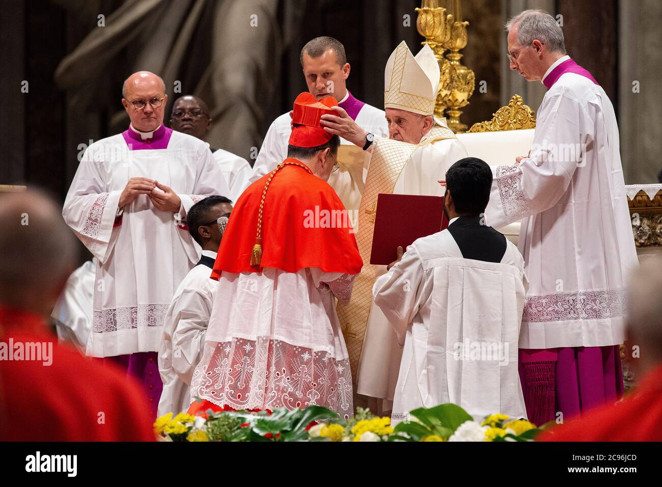 Le pape François préside un Consistoire public ordinaire pour la création de nouveaux cardinaux à la basilique Saint-Pierre au Vatican. Banque D'Images Le pape François préside un Consistoire public ordinaire pour la création de nouveaux cardinaux à la basilique Saint-Pierre au Vatican. Banque D'Images