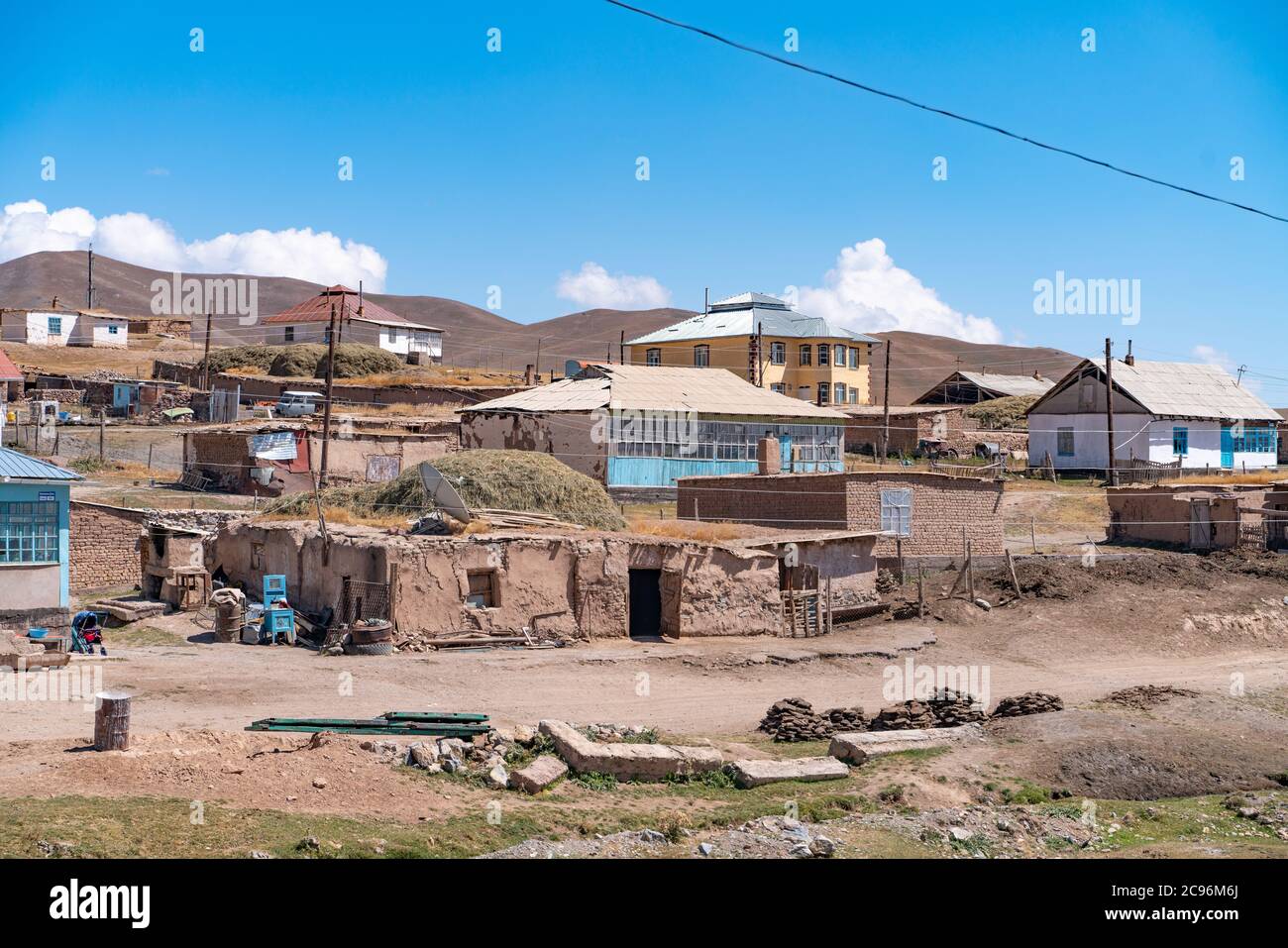 La vue du petit village isolé de l'âge soviétique au Kirghizistan Banque D'Images