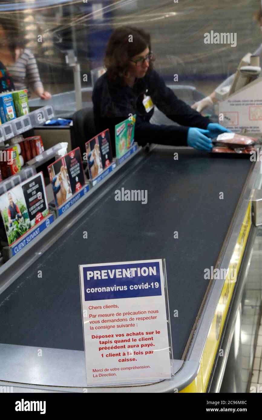 Supermarché à Evreux, France pendant le confinement de la COVID-19. Banque D'Images