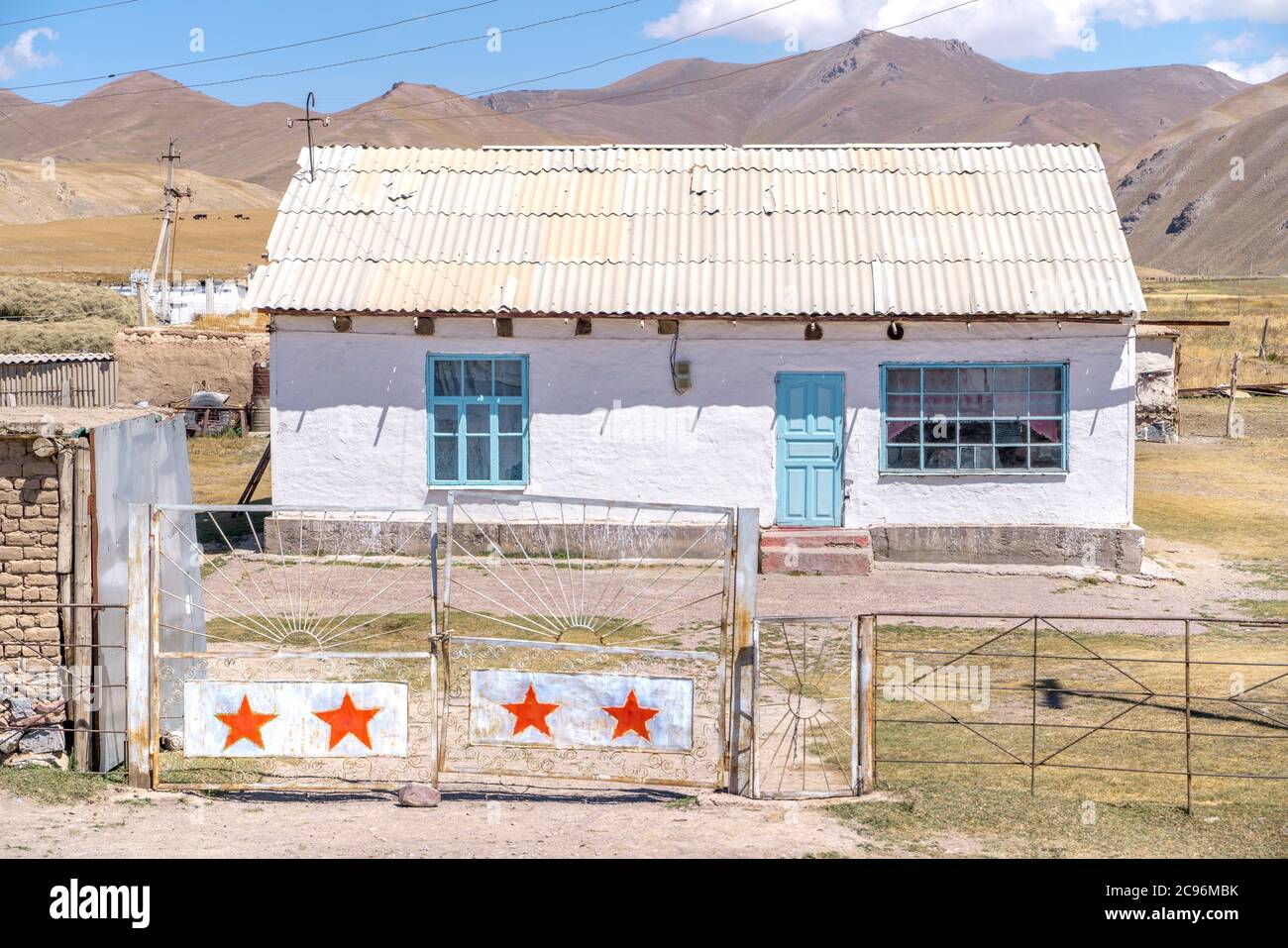 La vue du petit village isolé de l'âge soviétique au Kirghizistan Banque D'Images