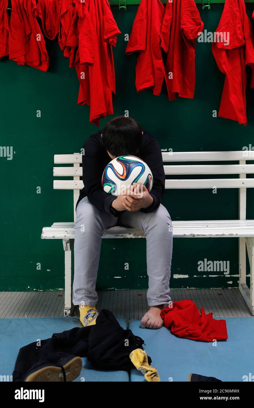 Victime d'abus dans une salle de sport d'école. Montrouge, France. Banque D'Images