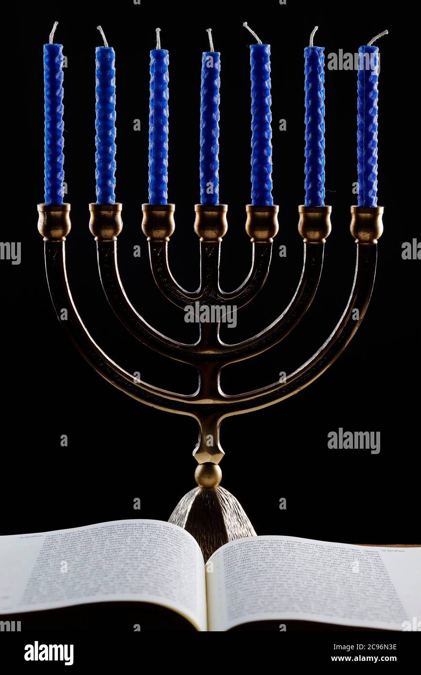 Ouvrez la Torah et la menorah ou chandelier hébraïque de sept lampes, symbole du judaïsme depuis les temps anciens. France. Banque D'Images