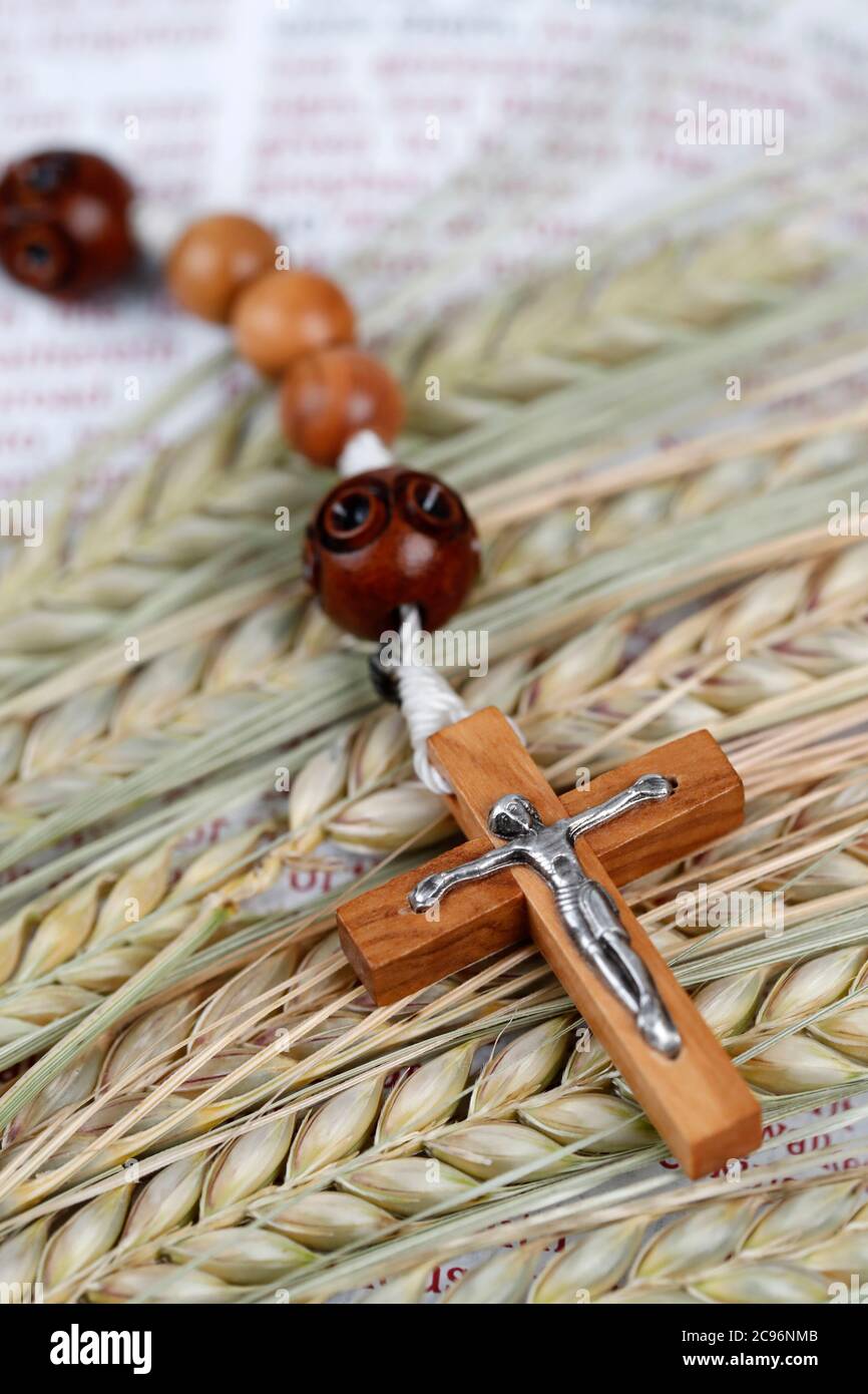 Croix chrétienne, Bible et oreilles de blé comme symbole de la nourriture spirituelle et physique. France. Banque D'Images