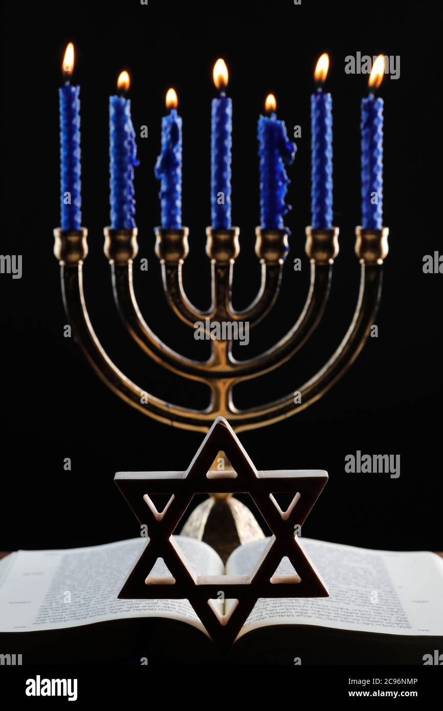 Ouvrez Torah, étoile de David et la menorah ou chandelier hébreu de sept lampes, symbole du judaïsme depuis les temps anciens. France. Banque D'Images