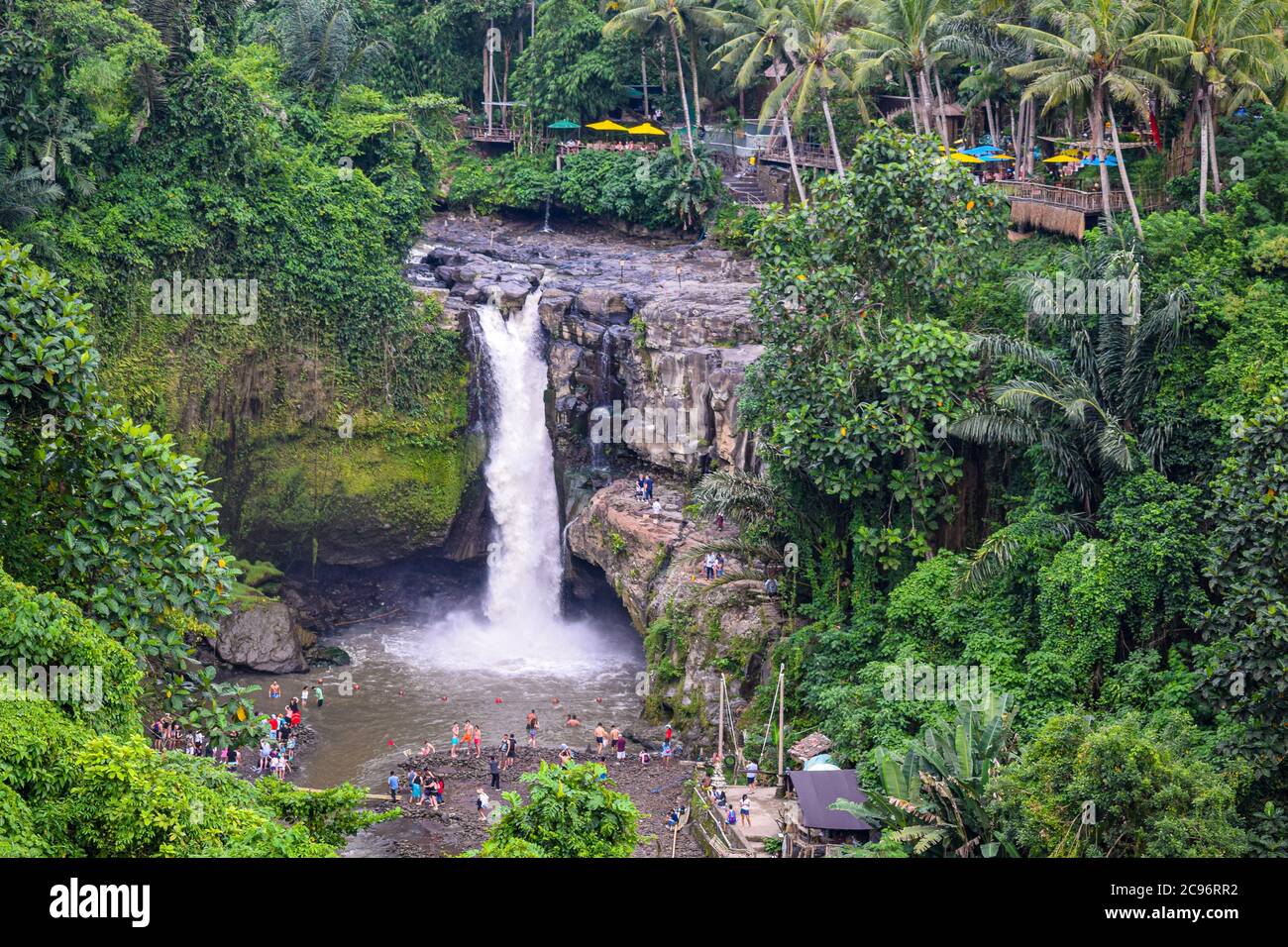 La chute d'eau de Tegenungan est une belle cascade située dans la zone de plateau et c'est un des endroits d'intérêt de Bali, la chute d'eau de Tegenungan à Bali, Indo Banque D'Images