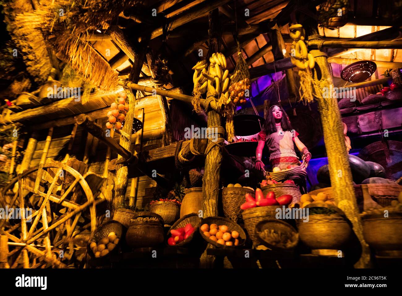 Rouille, Allemagne. 28 juillet 2020. Une marionnette animée (animatronique) est placée dans le paysage de l'attraction 'Pirates in Batavia' sur le terrain Europa-Park. L'attraction avait été détruite par un grand incendie en mai 2018. Entre autres choses, les fans avaient appelé à la reconstruction du chemin de fer avec des campagnes de signature. Credit: Philipp von Ditfurth/dpa/Alay Live News Banque D'Images