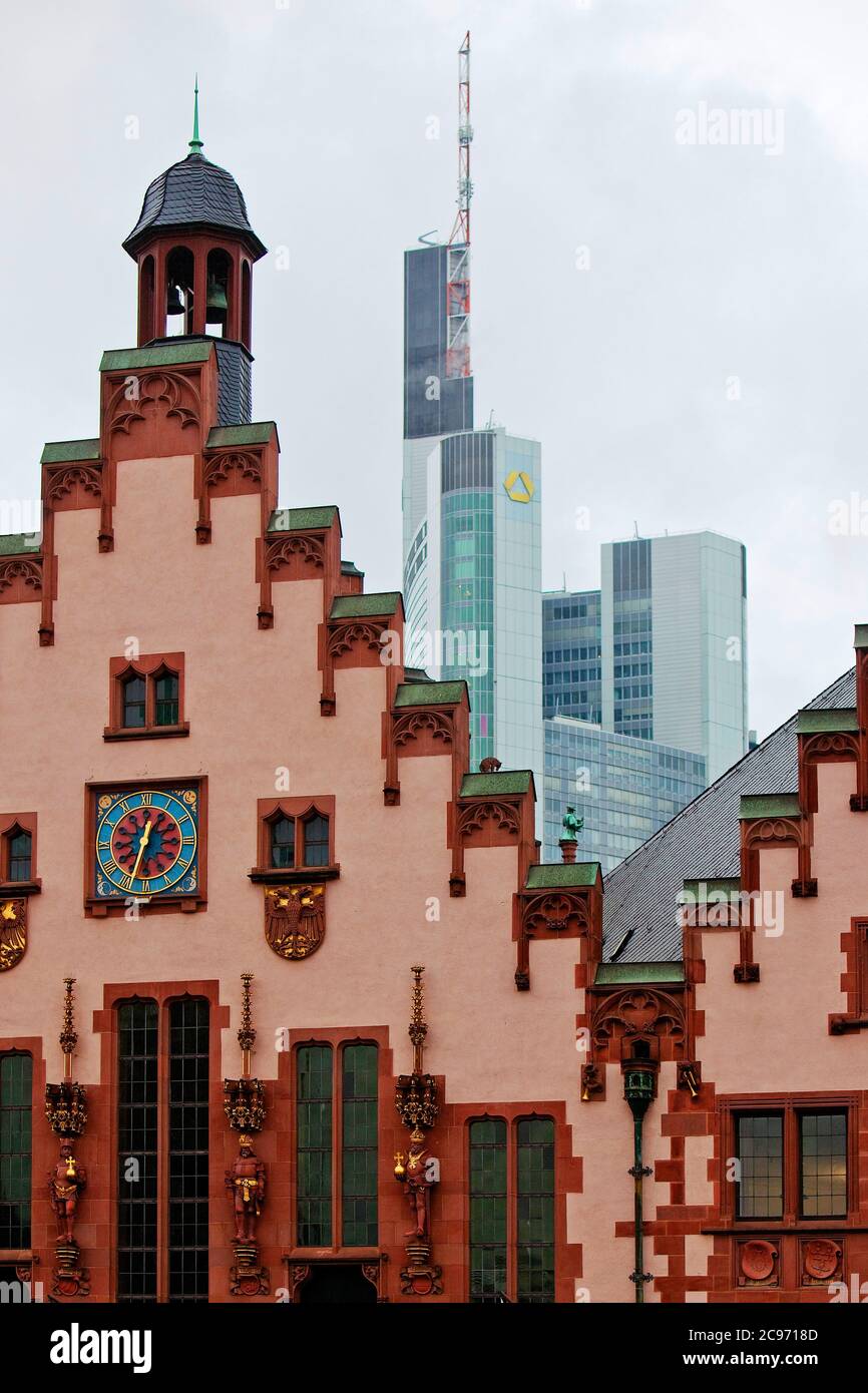 Hôtel de ville le Roemer et le Commerzbank, contraste de l'architecture, Allemagne, Hesse, Francfort-sur-le-main Banque D'Images