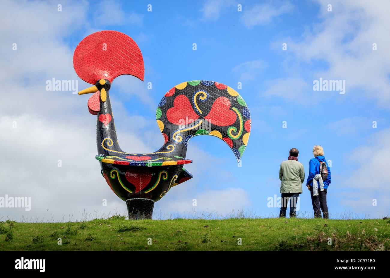 Les visiteurs voient une œuvre intitulée « Pop Galo » de l'artiste Joana Vasconcelos, le Yorkshire Sculpture Park de Wakefield, dans le Yorkshire, rouvre aujourd'hui après avoir été fermée depuis le début du confinement du coronavirus. Banque D'Images