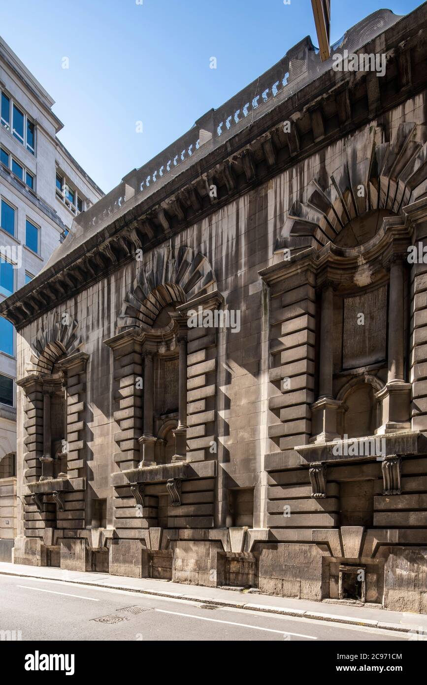 Vue oblique sur la rue Lombard d'élévation nord, en regardant vers le sud-est, montrant des niches vierges encadrées par des colonnes diagonales. Églises Christopher Wren - St Banque D'Images