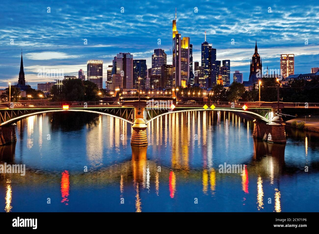 Paysage urbain dans la soirée avec le main et le quartier financier , Allemagne, Hesse, Francfort-sur-le-main Banque D'Images