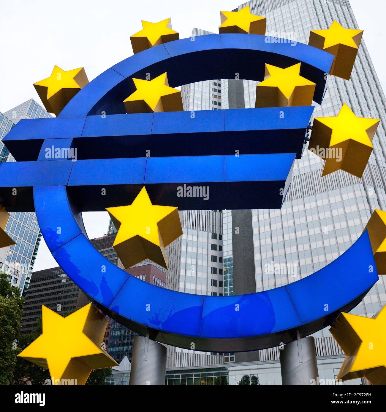 Euro sculpture légère en face de l'Eurotower, Allemagne, Hesse, Francfort-sur-le-main Banque D'Images