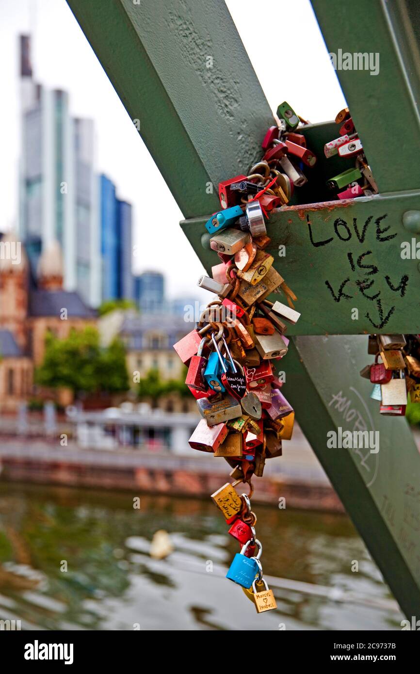 Écluses d'amour à l'ancien pont, Allemagne, Hesse, Francfort-sur-le-main Banque D'Images