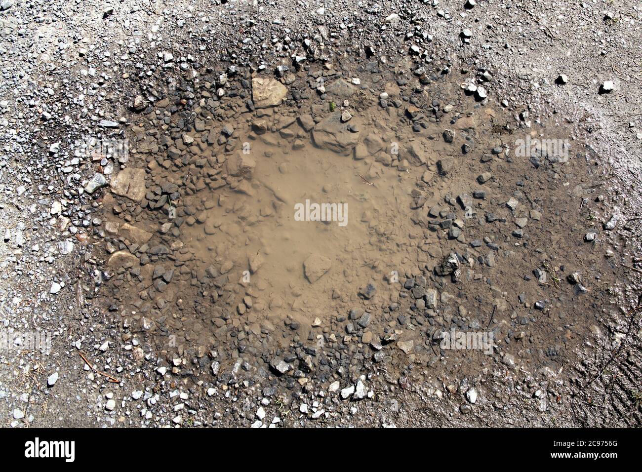 Texture de fond de l'asphalte endommagé causant un nid de poule sur une surface de route qui a besoin d'une photo du stock de réparation de travaux routiers Banque D'Images