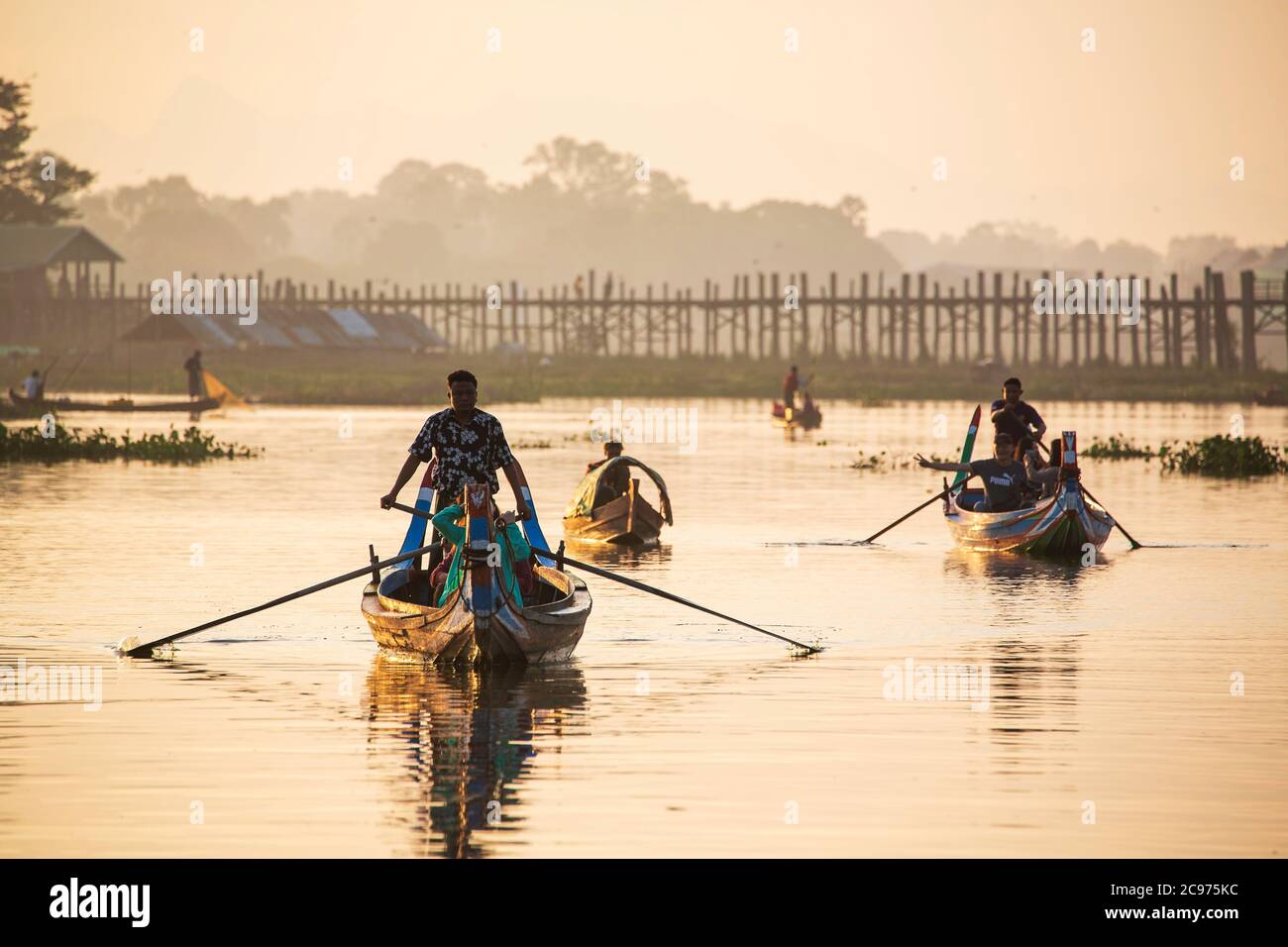 Mandalay/Myanmar-6 octobre 2019 : les touristes sont en gondole pour visiter le pont U Bein, le plus long pont de teck au monde. Banque D'Images