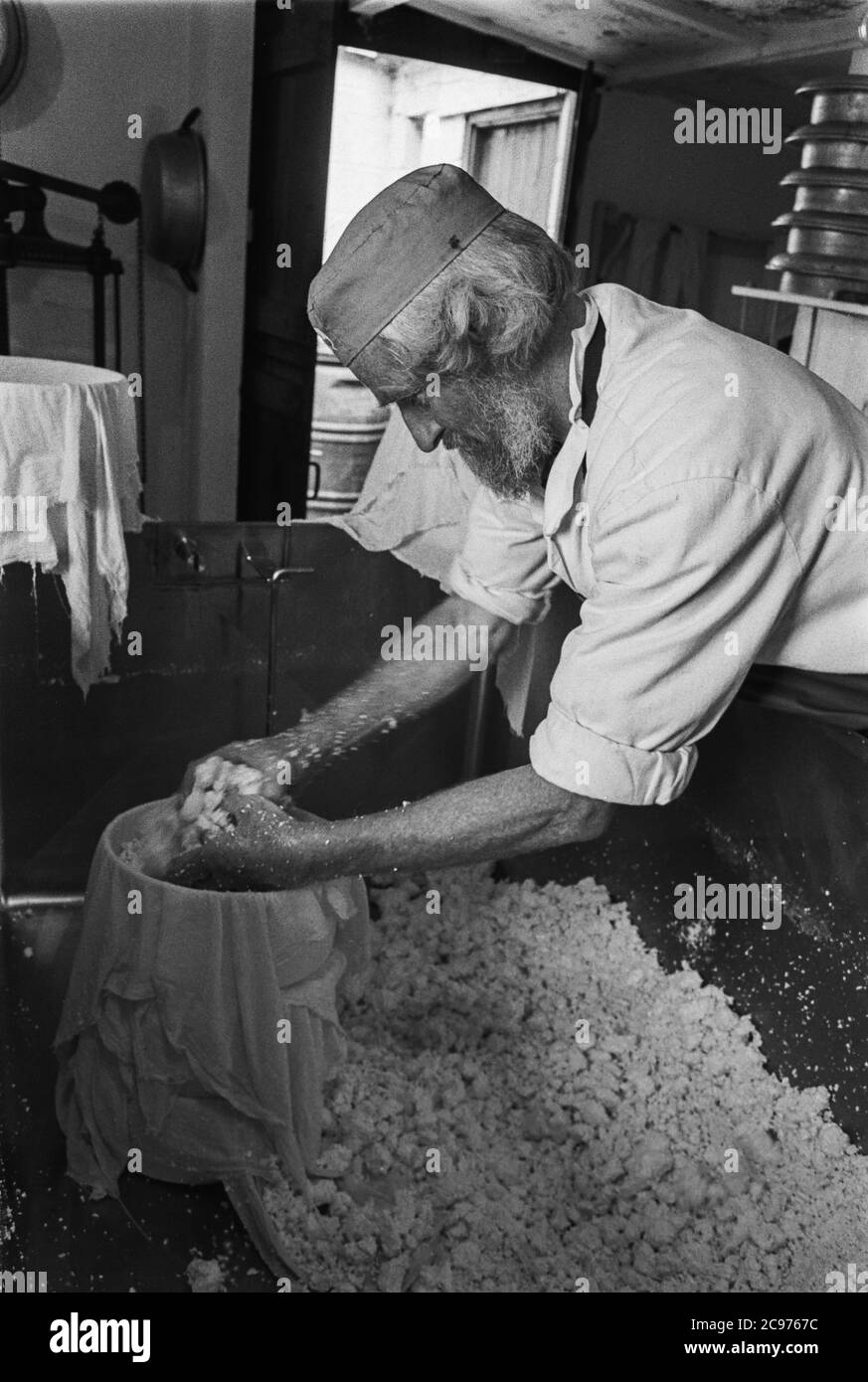 Fabrication de cheesmaking à Pantylyn Farm, Abernant, Carmarthenshire 1992 Graeme Young Banque D'Images