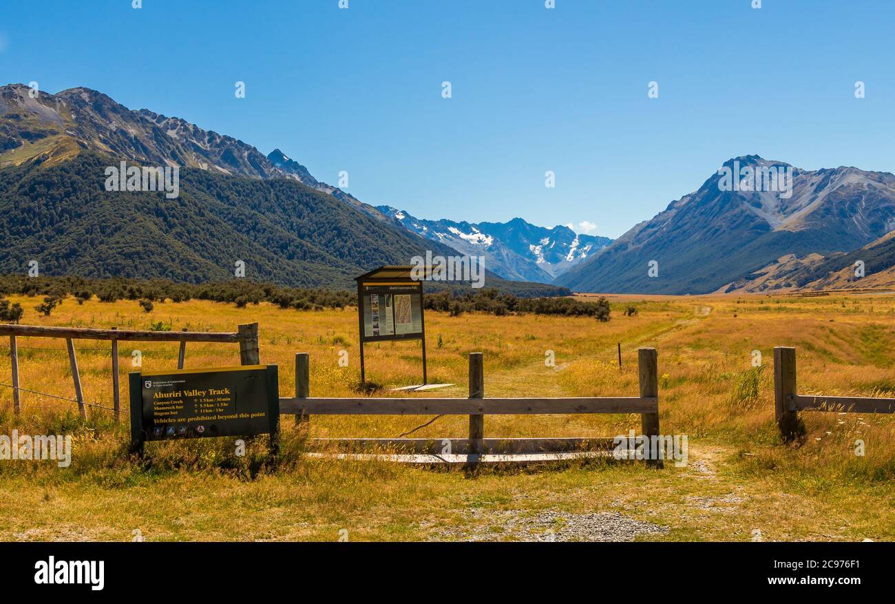 L'entrée du parc naturel d'Ahuriri dans le bassin du Mackenzie, avec des montagnes en arrière-plan, pays du Mackenzie, Canterbury, Nouvelle-Zélande Banque D'Images