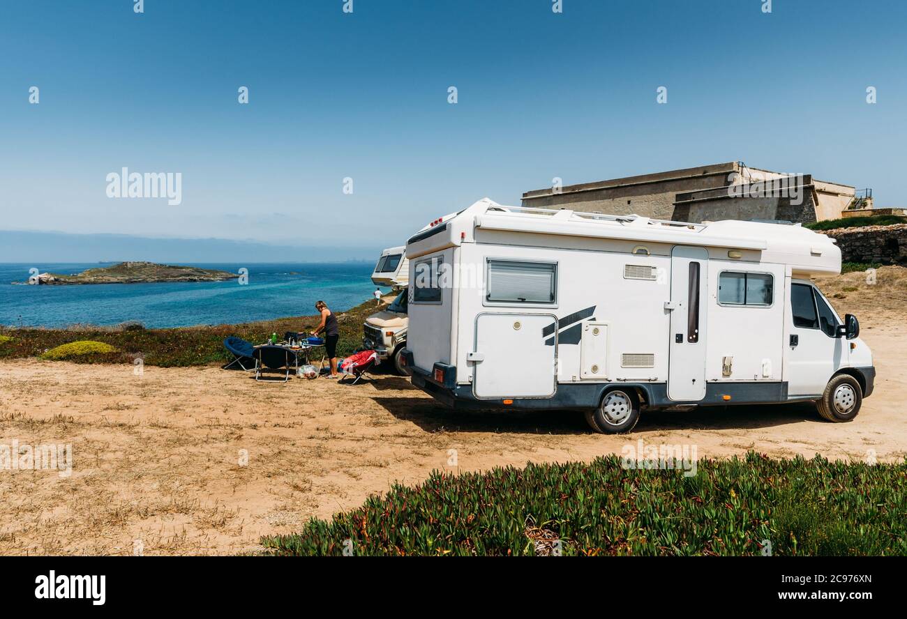 Caravane à côté de la plage idyllique de Costa Vicentina, Alentejo, Portugal Banque D'Images