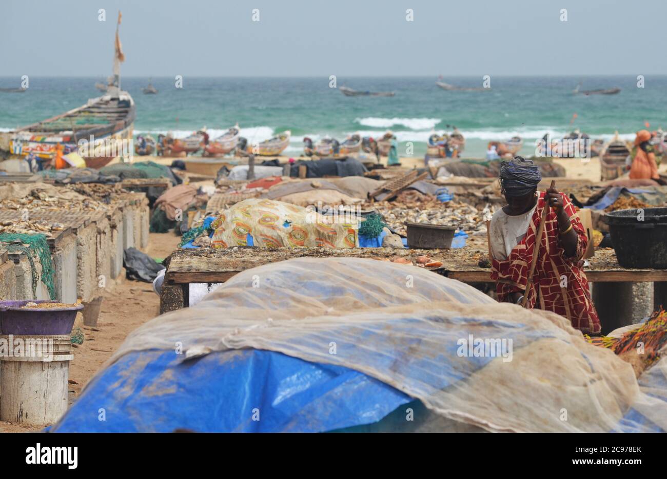 Site de transformation du poisson artisanal à Cayar, Sénégal Banque D'Images