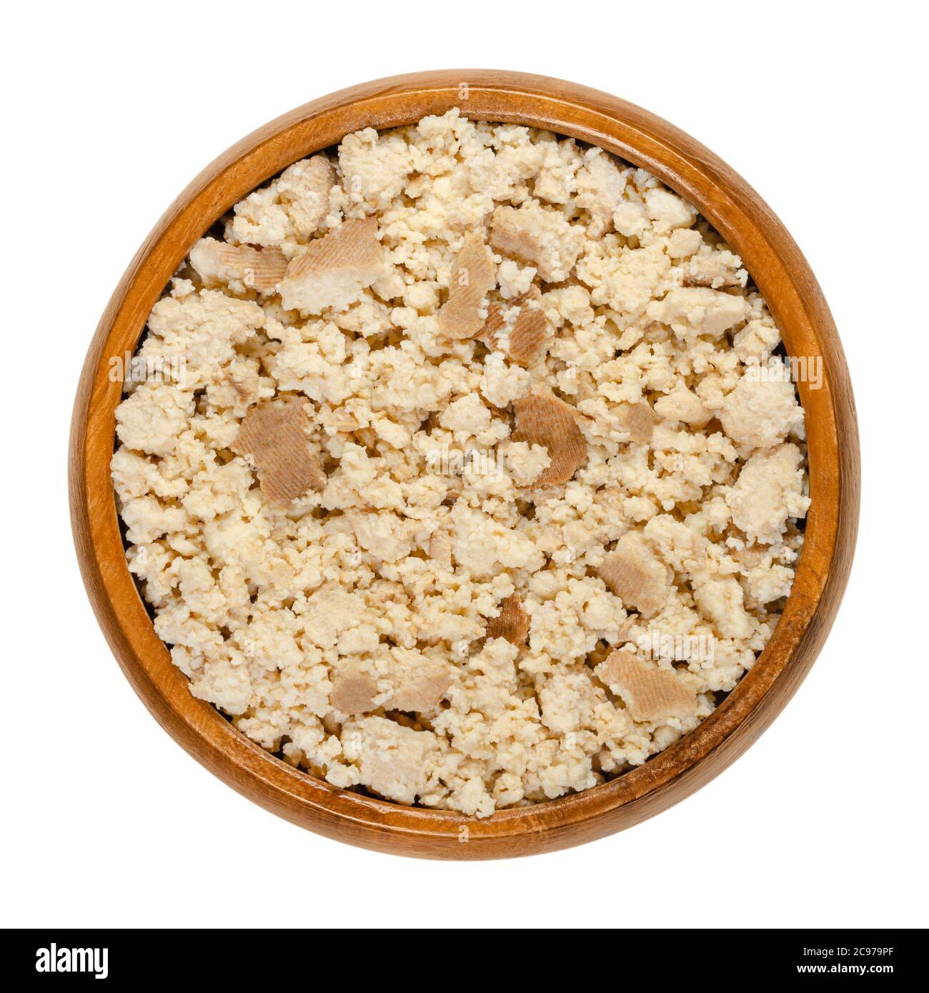 Tofu fumé, caillé de haricots, émietté à la main, dans un bol en bois. Lait de soja coagulé, un composant de la cuisine asiatique et de substitution de viande. Gros plan par le dessus Banque D'Images
