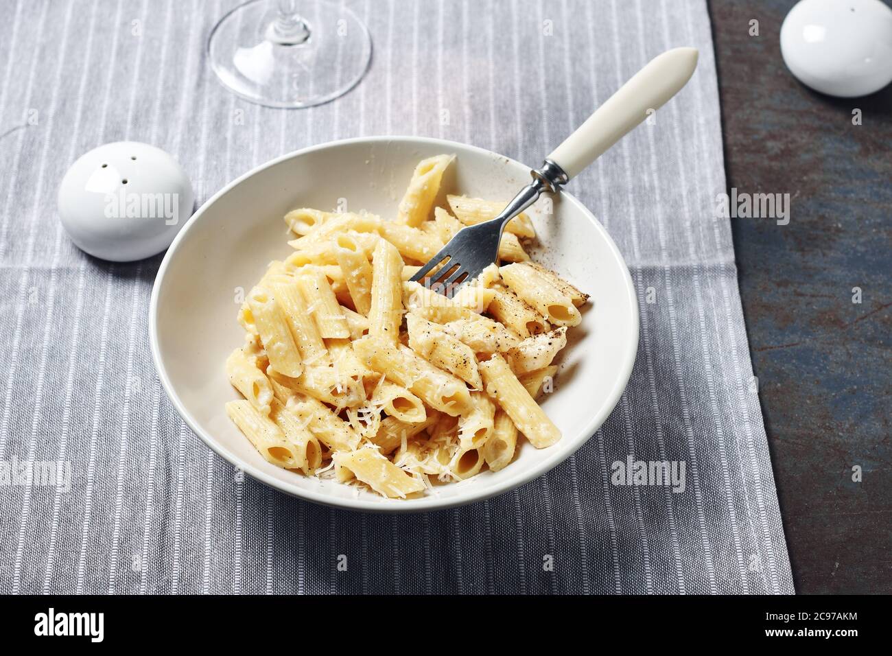 Penne pâtes quatre fromages sur la table. Cuisine italienne traditionnelle. Banque D'Images