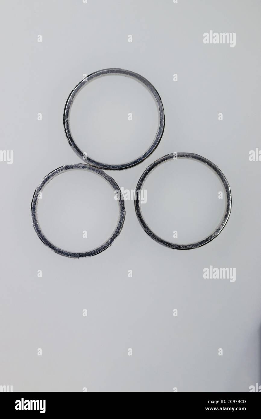 Trois anneaux ronds en platine sur fond blanc Banque D'Images