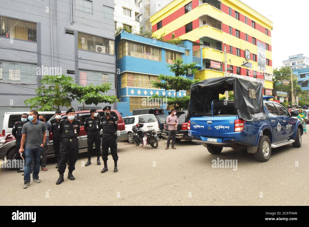 Dhaka. 29 juillet 2020. Des policiers se tiennent sur une rue près du site d'une explosion à Dhaka, capitale du Bangladesh, le 29 juillet 2020. Une explosion a frappé mercredi matin un poste de police de Dhaka, capitale du Bangladesh, et a blessé cinq personnes, dont quatre policiers. Credit: Xinhua/Alay Live News Banque D'Images