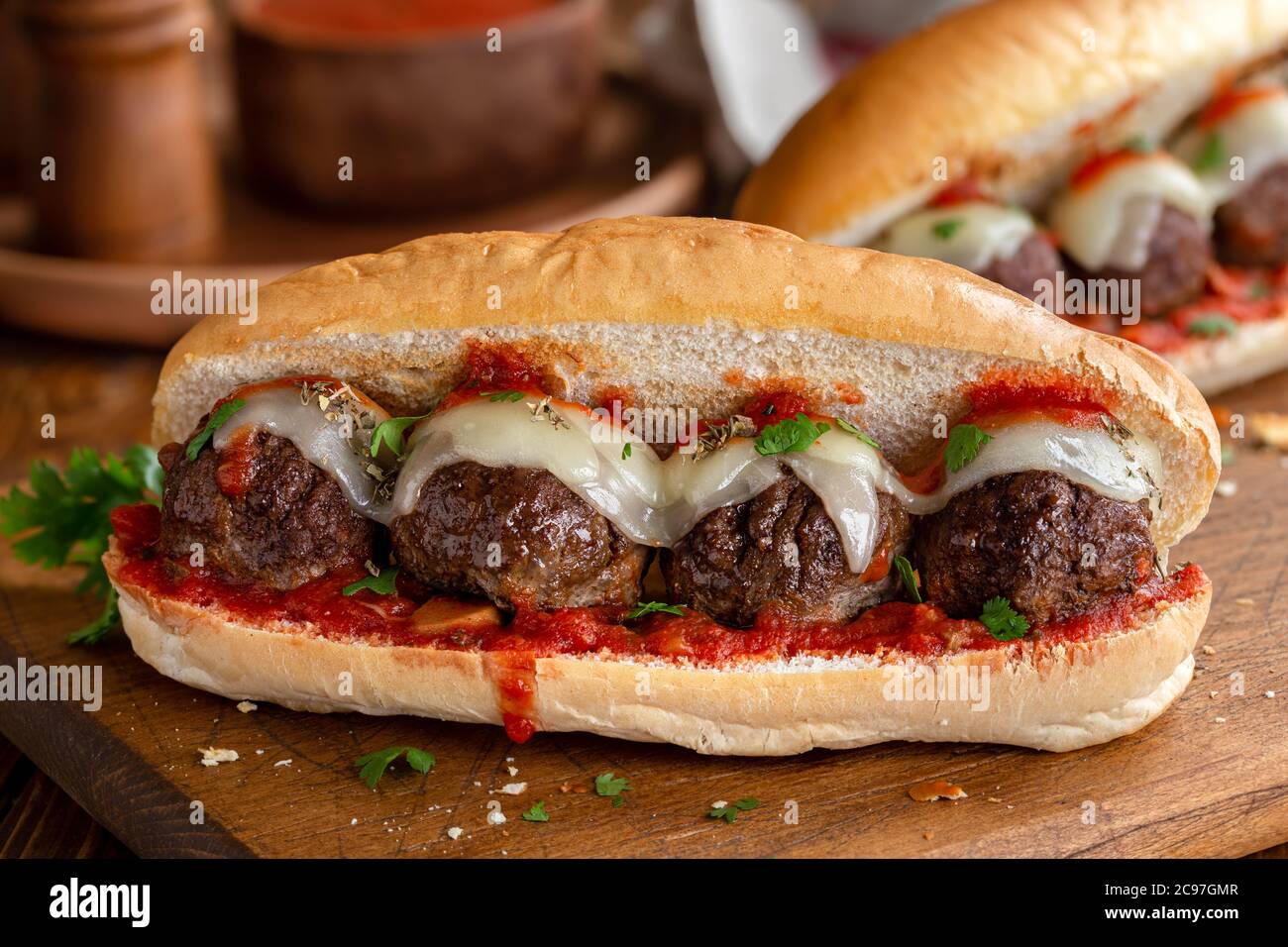 Sandwich meatball avec sauce tomate et fromage sur un rouleau de croque-monsieur Banque D'Images