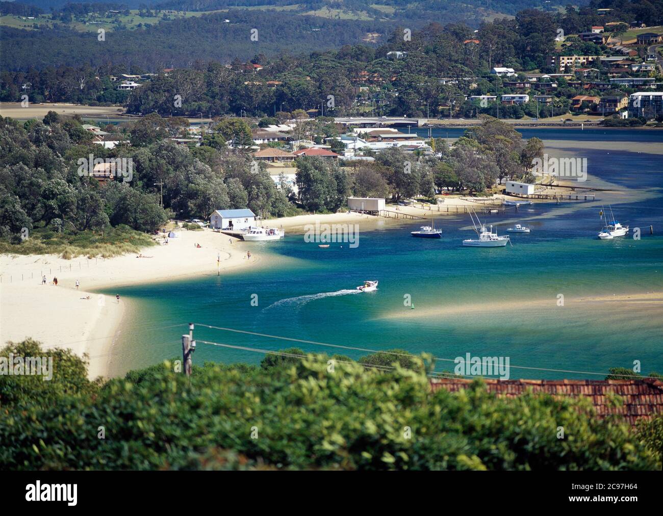Bateau entrant dans le lac Merimbula à Merimbula sur la côte de saphir en Australie, Nouvelle-Galles du Sud Banque D'Images