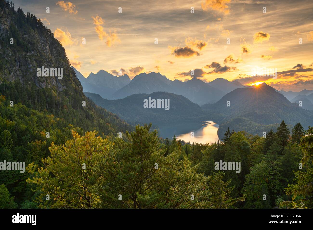 Paysage des Alpes bavaroises à Fussen, en Allemagne, avec le lac Alpsee au crépuscule. Banque D'Images