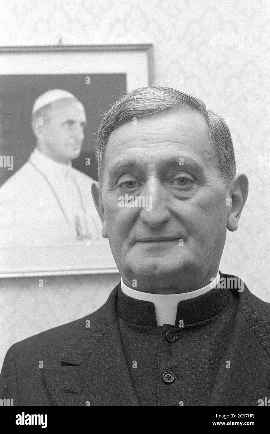 Praelat Monsignor Heinrich EWERS, Heinrich Ewers (né le 18 février 1906 à Beuthen (haute Silésie); 'Au 12 août 1992 à Paderborn) était un théologien allemand, canoniste et juge sur la Rota romaine, en arrière-plan une photo du Pape Paul VI, Portraet, Portrvsst, portrait, image individuelle rognée, motif unique, image non datée, € | usage dans le monde entier Banque D'Images