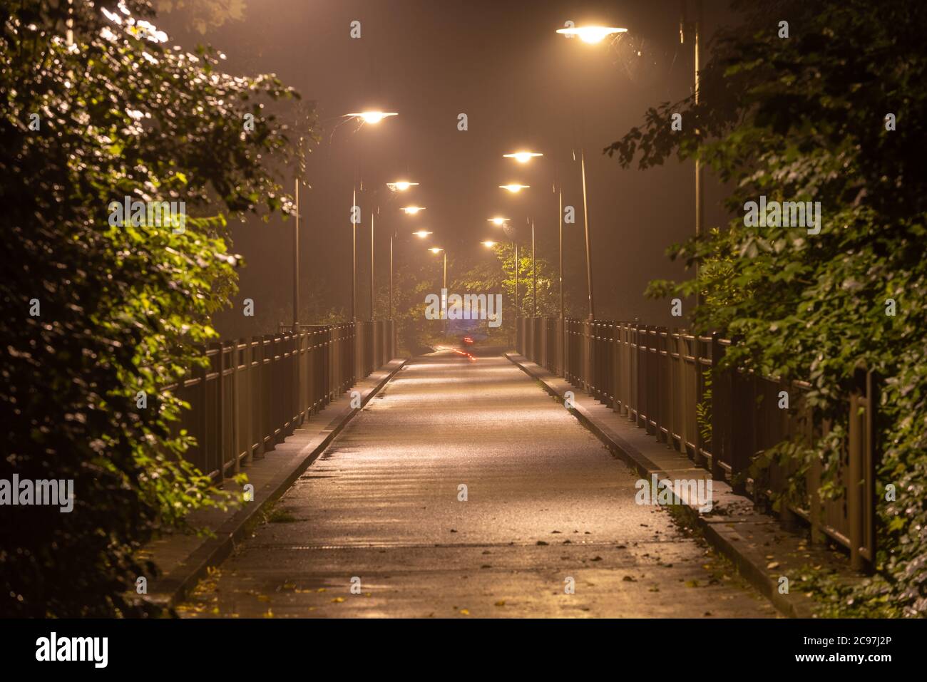 Moody Bridge avec air brumeux la nuit à Fussen, Allemagne. Banque D'Images