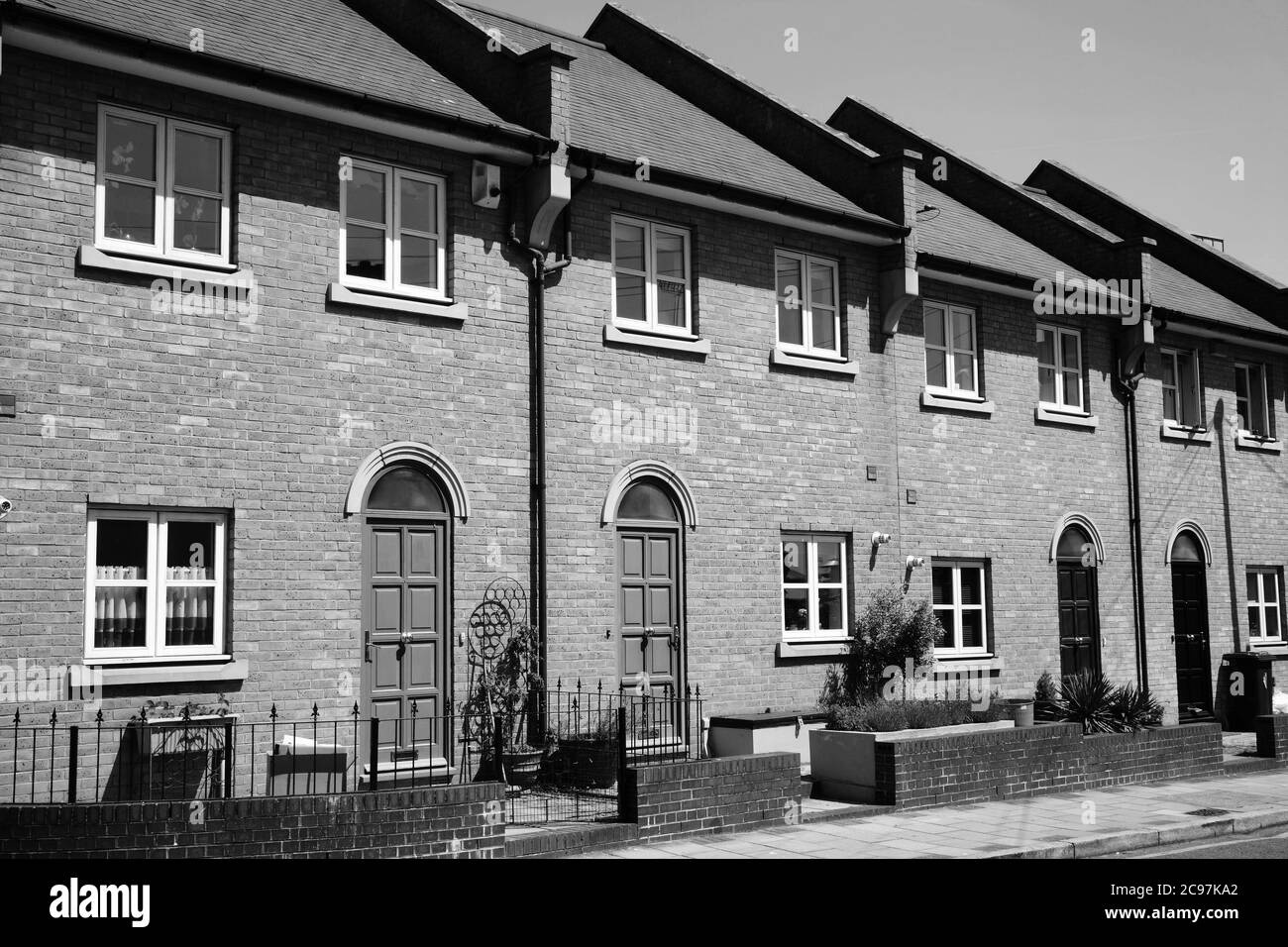 Nouvelles maisons mitoyennes modernes dans les Docklands Londres Angleterre Royaume-Uni photo monochrome noir et blanc Banque D'Images