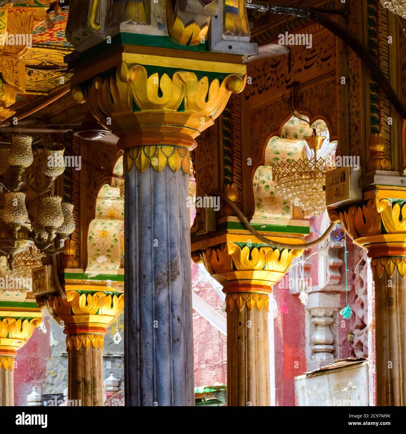 Vue intérieure de Hazrat Nizamuddin Dargah pendant la journée à Delhi Inde, religieuse Dara de Nizamuddin à Delhi Banque D'Images