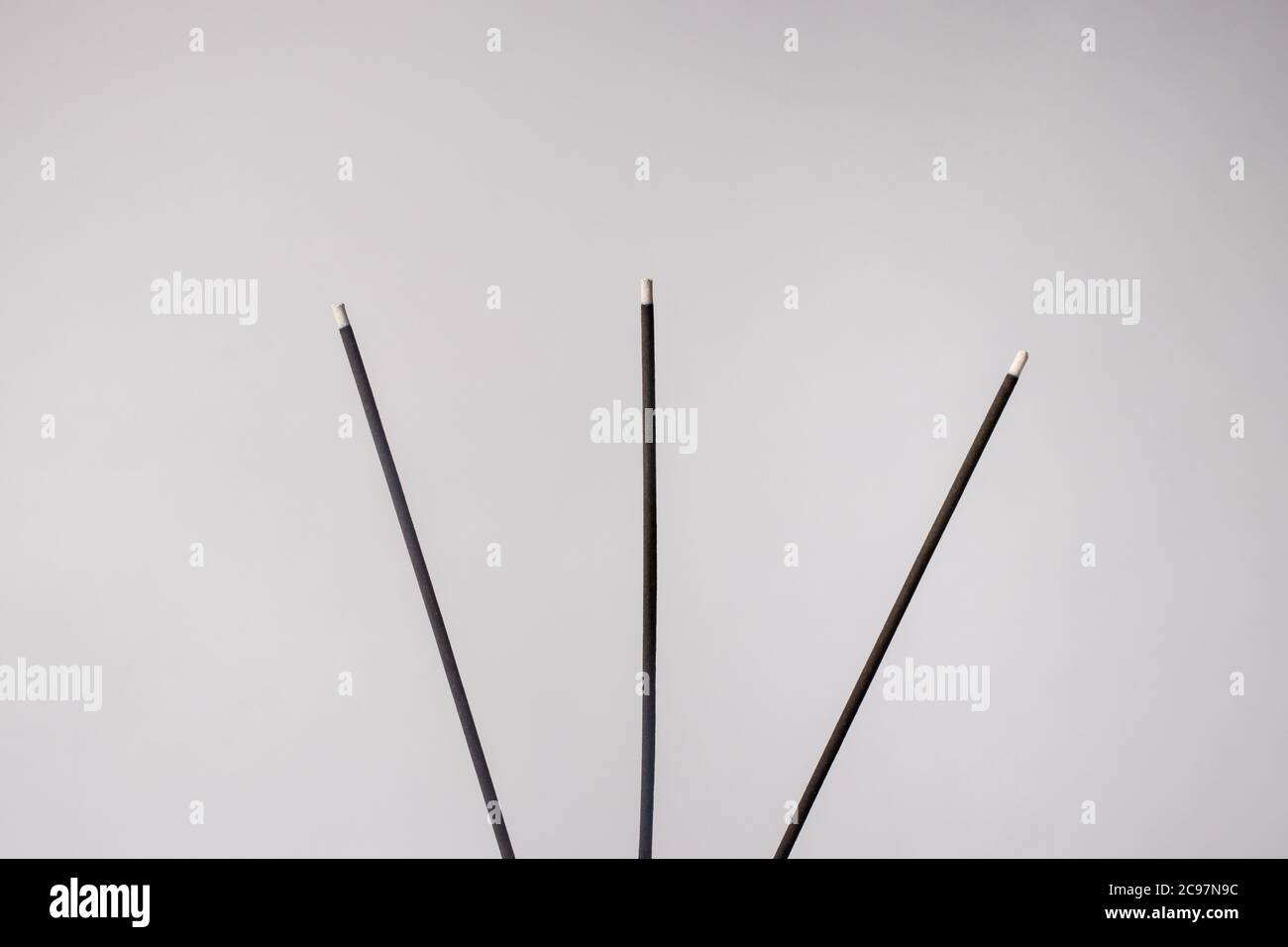 Bâtonnets d'arôme naturel. Aromathérapie à l'aide de bâtonnets d'encens, traitement des maladies du système nerveux avec des odeurs agréables. Banque D'Images