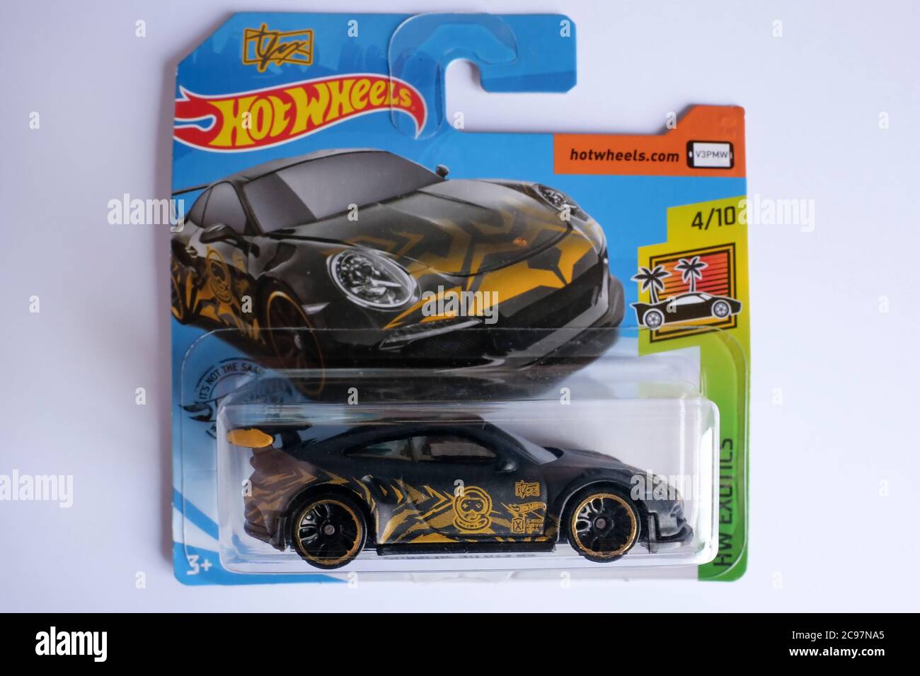 Istanbul, Turquie - 29 juillet 2020 : UNE voiture de jouet moulée en noir Hot Wheels Porsche 911 GT3 RS est sur fond blanc. Banque D'Images